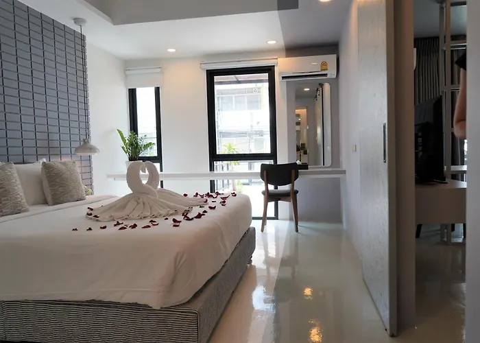 Silom 3*